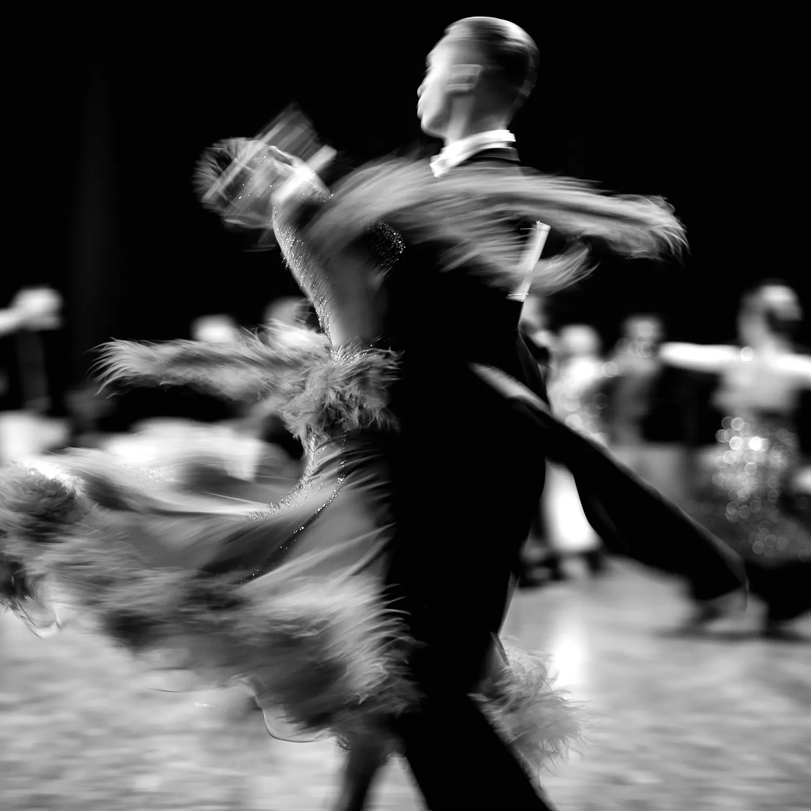 Ekspresyjny ruch pary w tańcu towarzyskim, fotografia czarno-biała