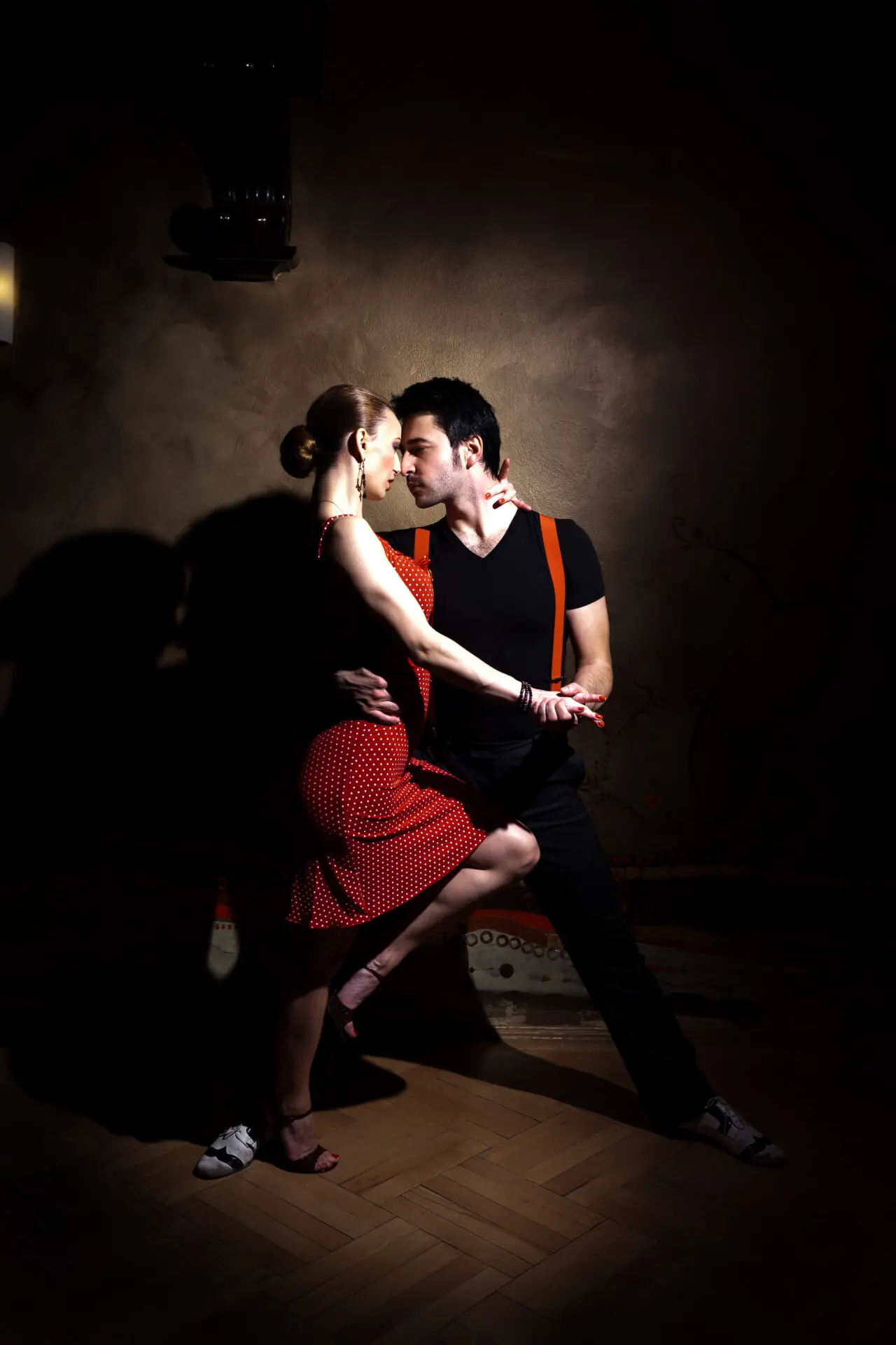 Para tańcząca tango w bliskim objęciu